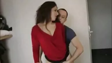 בראז'רים טיפאני משפריץ אורחים במסיבת פוטלוק