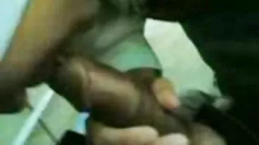 אף תא לא יכול להחזיק את ריקי ספרדית מהכוס של אלכסיס!