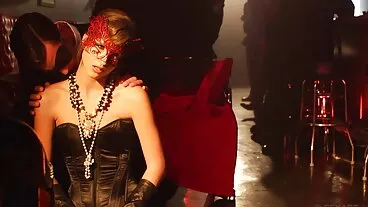 MILF ג'ינג'י בביקיני ספוגה וחלקלק