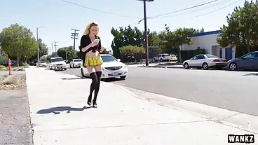 שדון חג המולד סקסי מקבל קצת שלג על הפנים שלה