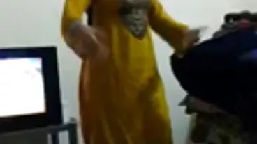 פומה סקסית צדה להתפלל עם תחתונים בחצר
