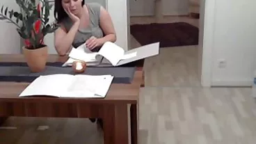 ריילי ריד מזיין את הכוס שלה עד שהיא מתיזה