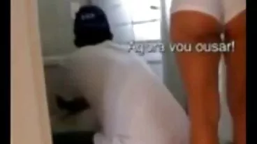 פומה סקסית צדה להתפלל עם תחתונים בחצר
