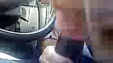 MILF בלונדינית מצאה לעצמה צעצוע של ילד לשחק איתו