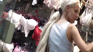 לבלונדינית יש את Buttplug במקום הנכון