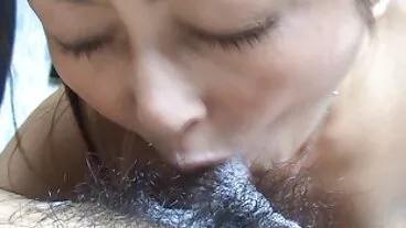 מנהל משא ומתן קשוח MILF מרגיע באופן קסום את העובד