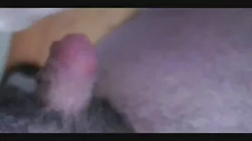 שלושה שותפים לדירה טועמים אחד את השני קוביות צמודות