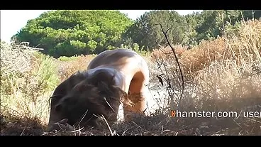 באופן טבעי ברונטי גולדדיגר חזה מזיין את אביה החורג עבור ירושה