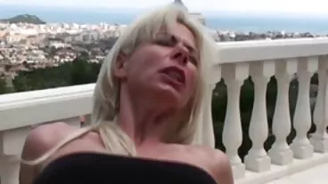 זונה קטנה מזיין את החבר של אמא שלה