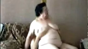 צעירה בלונדינית מזיין את אחיה החורג