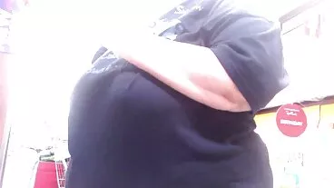 אלה הג'ינג'ית דורשת את ה-BootyBlaster!