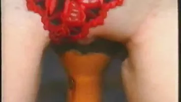MILF חרמן עם ציצים ענקיים מזיין את החבר של בנה