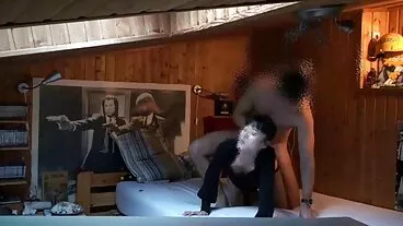 ילדה צמודה על ילדה פעולת סטרפון עם טיפול פנים ענק