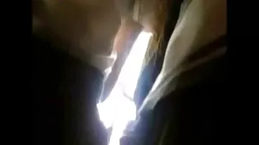 אפרוח משרדי מפותל בעצבנות, קאריסה נותנת בשורות האיסוף העליזות