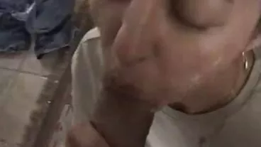 שדון חג המולד סקסי מקבל קצת שלג על הפנים שלה