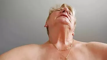 לוסי קלין שמה את הכוס הצעיר שלה לעבודה