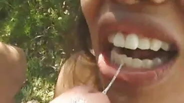 צמוד מאוד קיארה קול בת 19 שואפת את הזין של השכן
