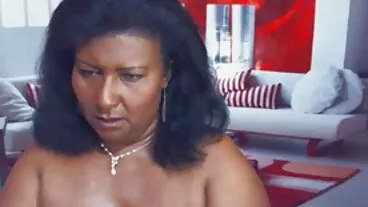 הבת החורגת לייסי וה-BFF מציצים על אבא צ'ארלס!