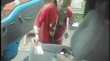 אחות חורגת שובבה מושכת את שיערה במהלך הדוגיסטייל