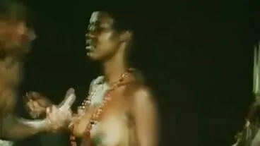 בחורה צרפתייה עם ציצים גדולים מזדיינת בחדר השינה