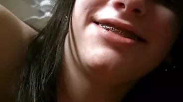 מקרוב תחת אל פה עם תחתונים יפים