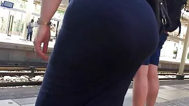 עוזרות חמות שומרות על הבגדים ומוצצות זין עד שהן גומרות