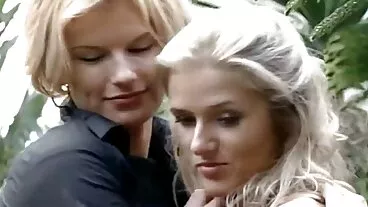 תלמידת בית ספר לוקחת שניים של BBC פנימה