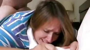 TushyRaw: ברונטית מהממת מפזרת את ישבנה העסים לרווחה בפורנו-HD