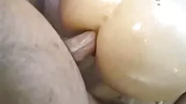אלה יוז מתאמצת עם הזין השחור הענק הזה של מנדיגו