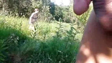 עוזרת למעצבת האסיאתית ללגום פה מהכוס העסיסי שלה