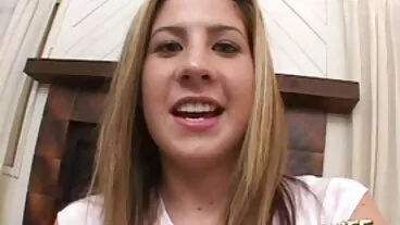 חובבת Buttplug אניה מנסה את העסקה האמיתית!